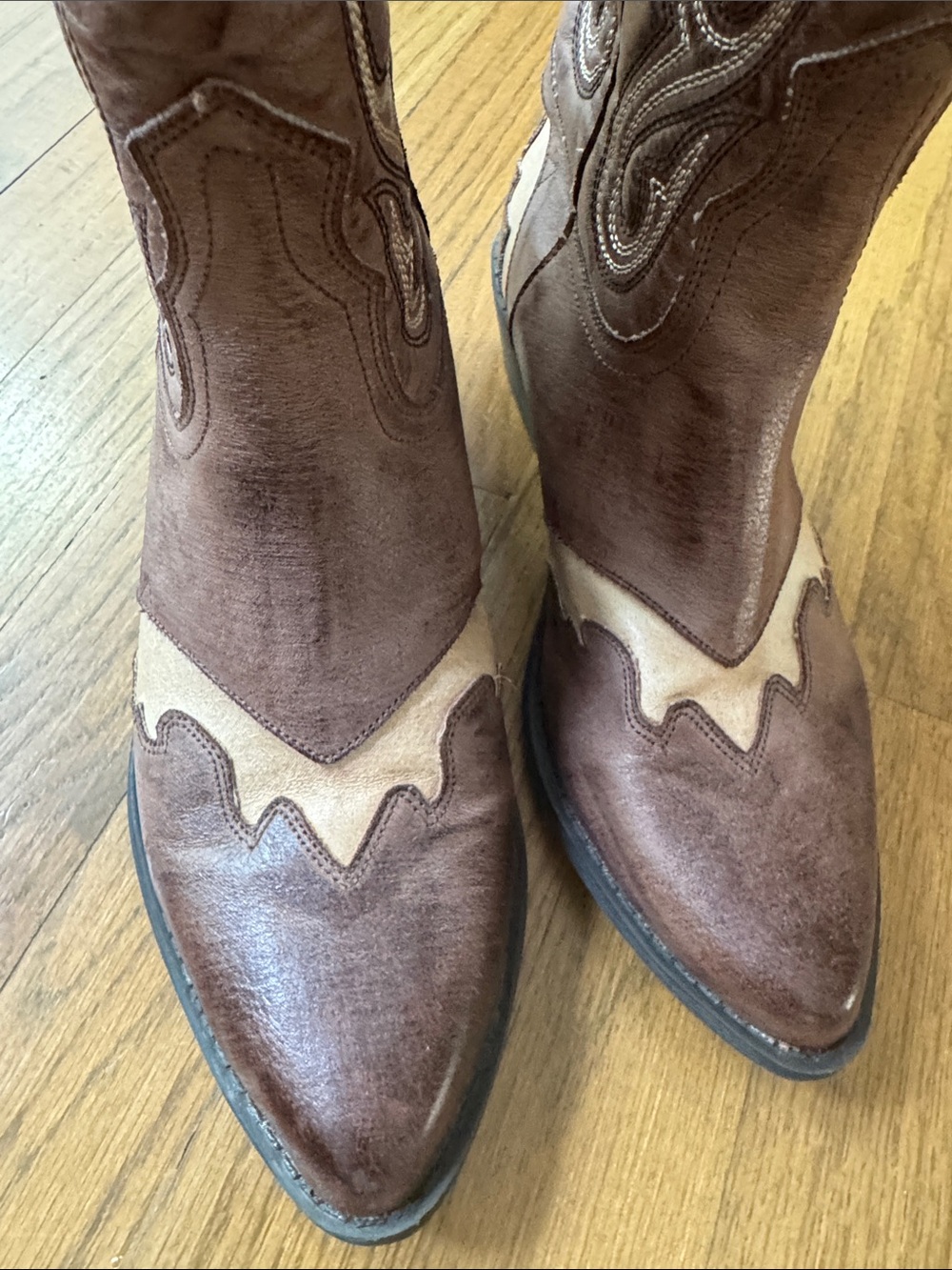 Brown Western Two Tone Boots - 8 1/2 Cowboy Cowgirl boots size 8 1/2 - runs big